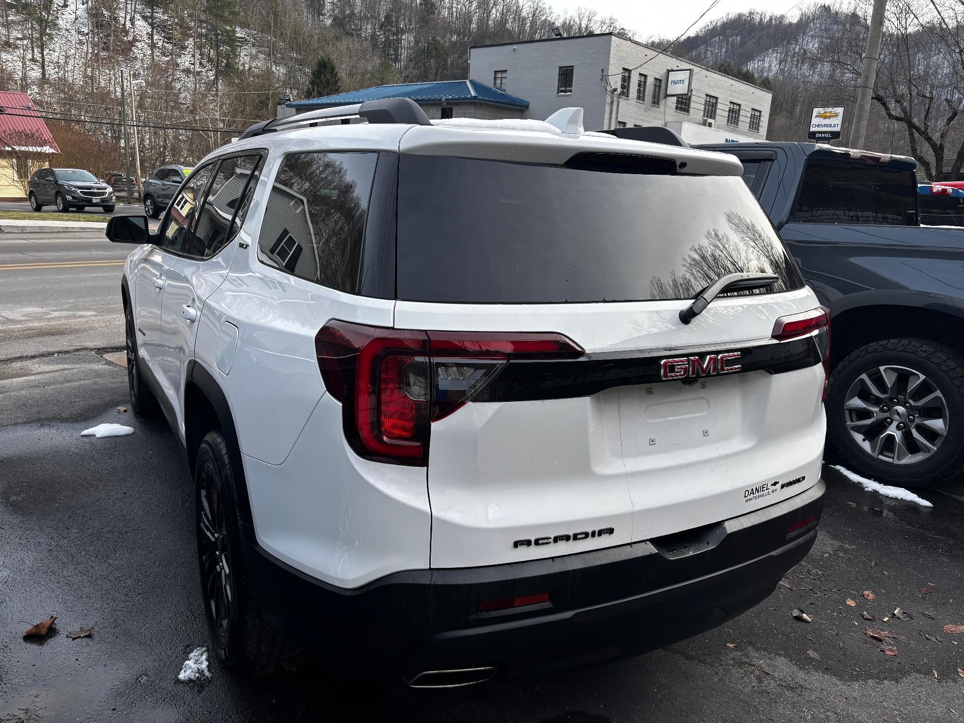 2023 GMC Acadia SLT