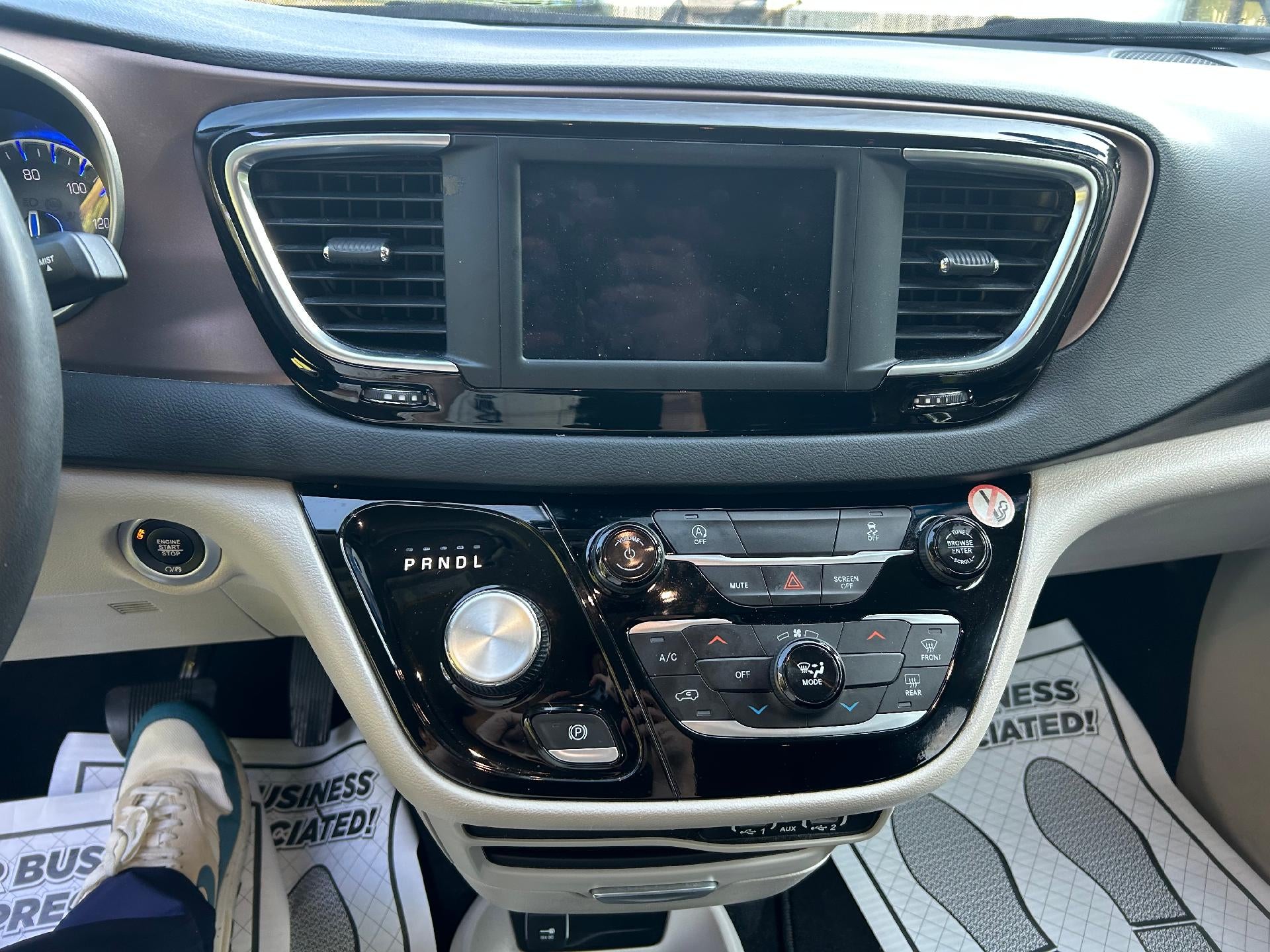 2023 Chrysler Voyager LX