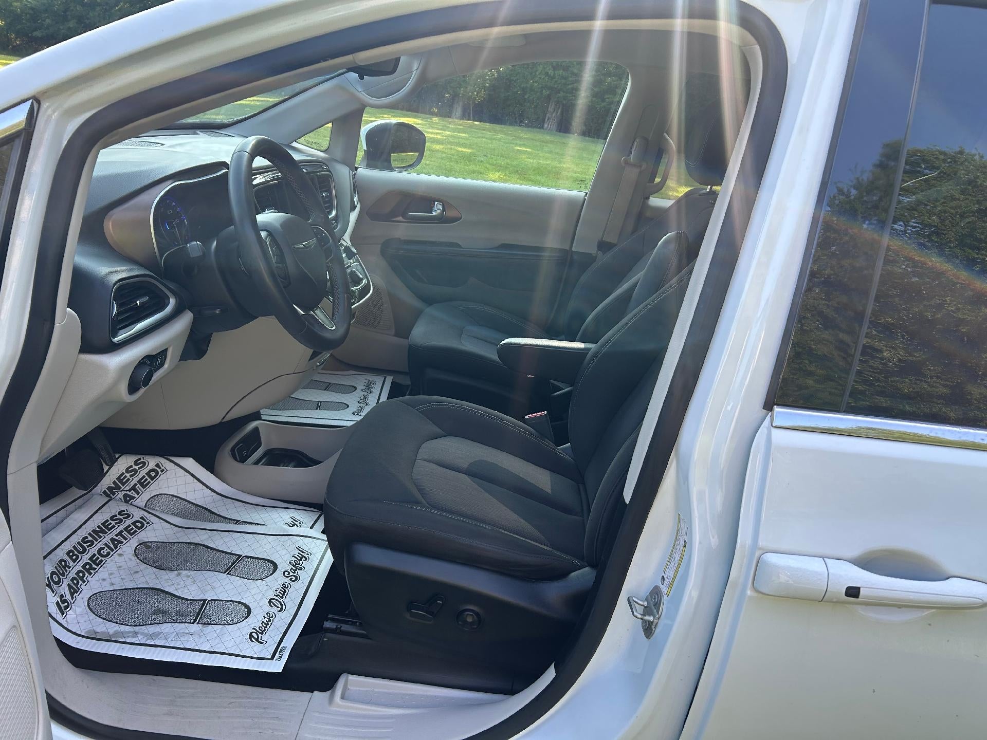 2023 Chrysler Voyager LX