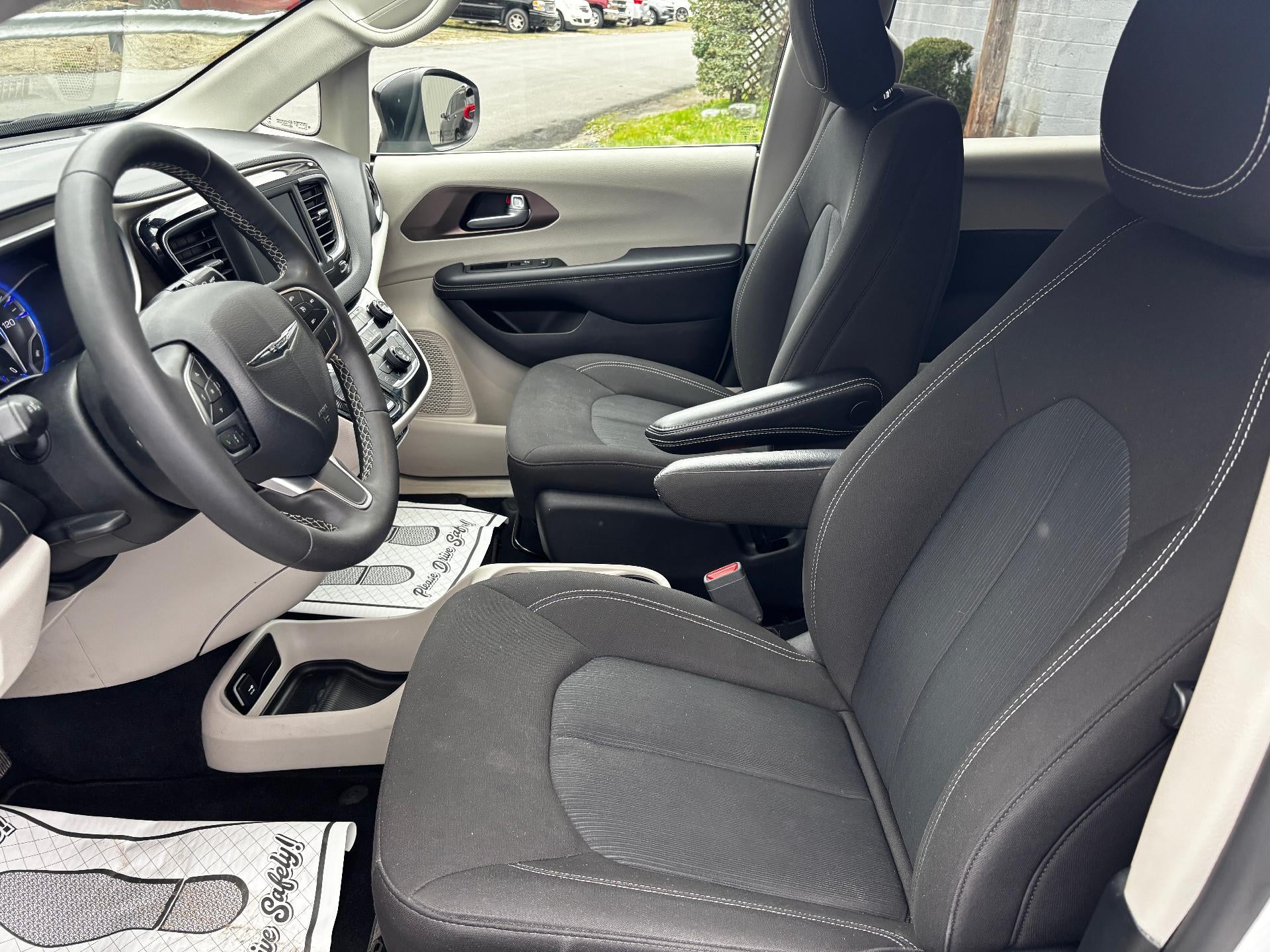 2024 Chrysler Voyager LX