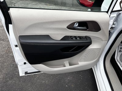 2024 Chrysler Voyager LX