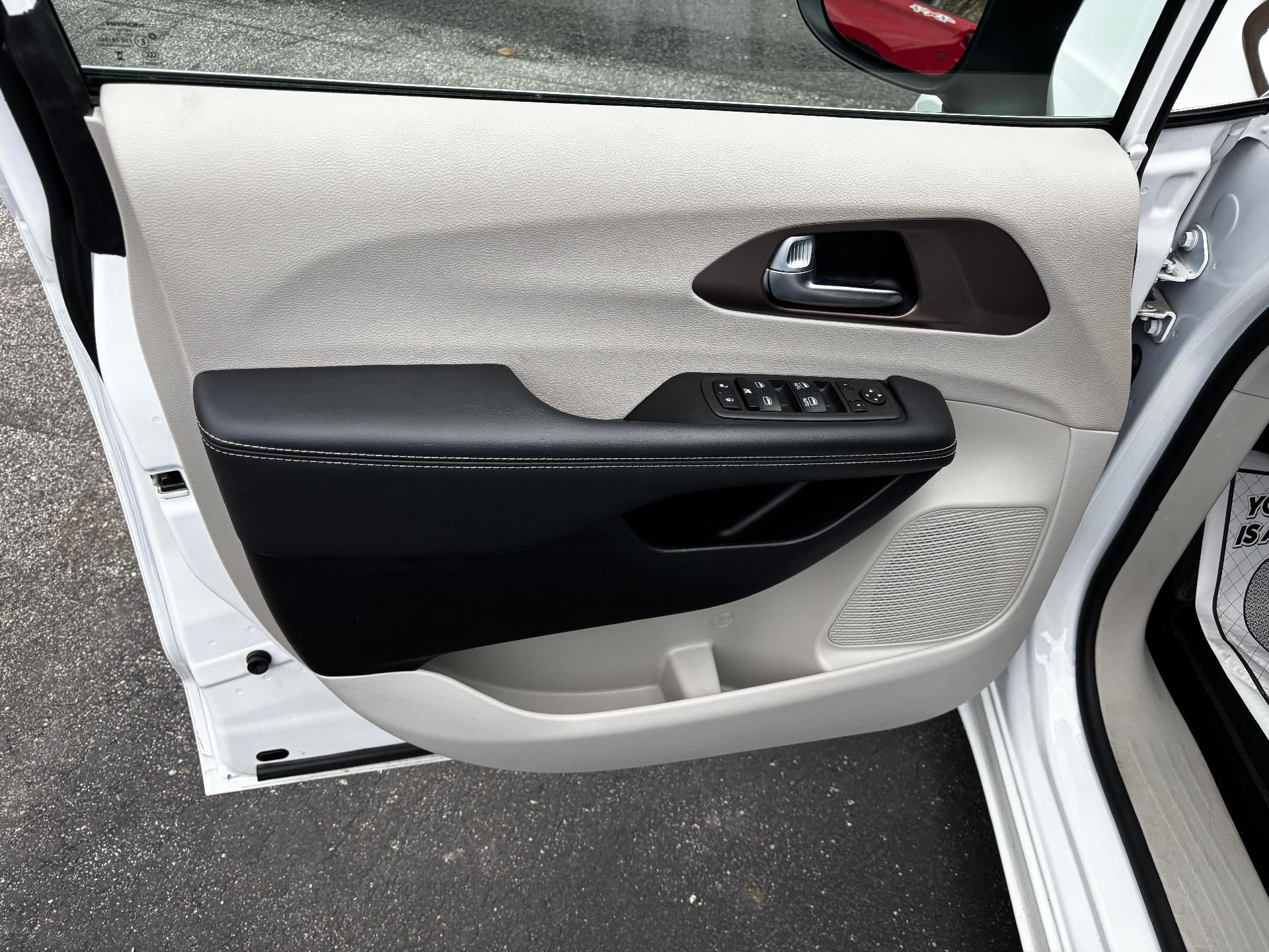 2024 Chrysler Voyager LX