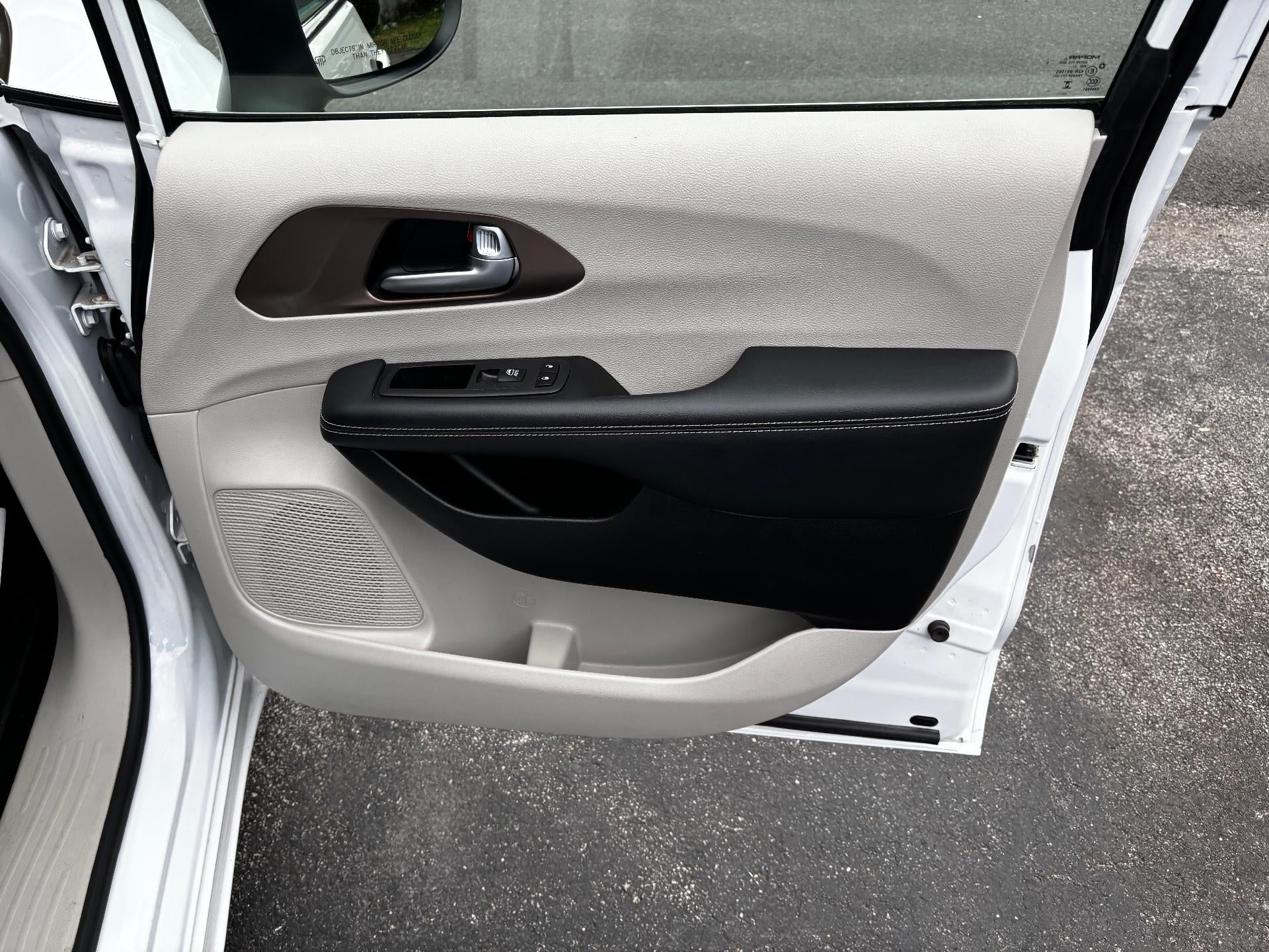 2024 Chrysler Voyager LX