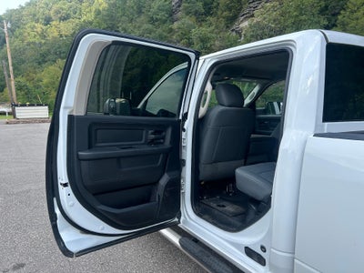 2017 RAM 3500 Tradesman Crew Cab 4x4 6'4" Box
