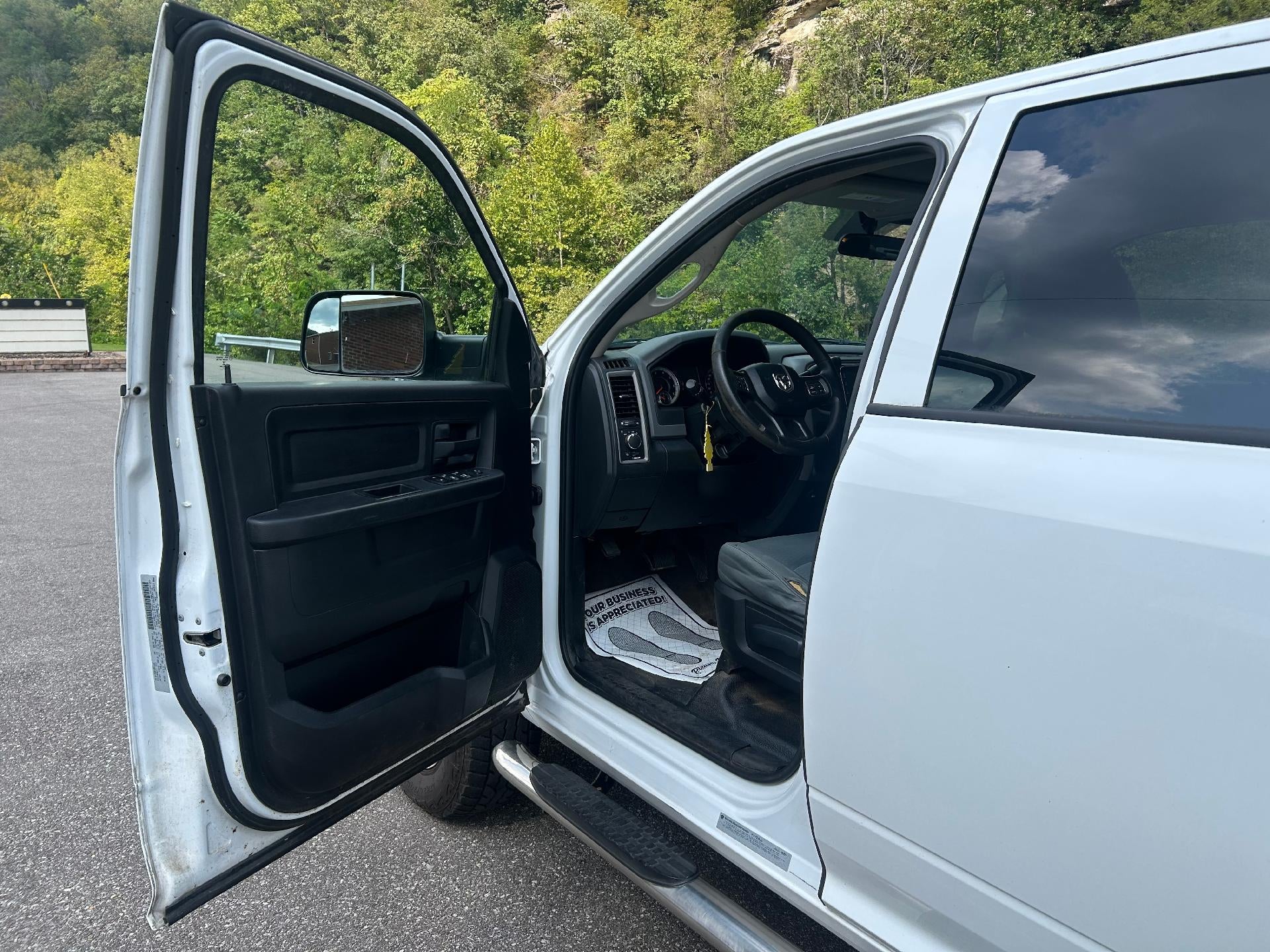 2017 RAM 3500 Tradesman Crew Cab 4x4 6'4" Box